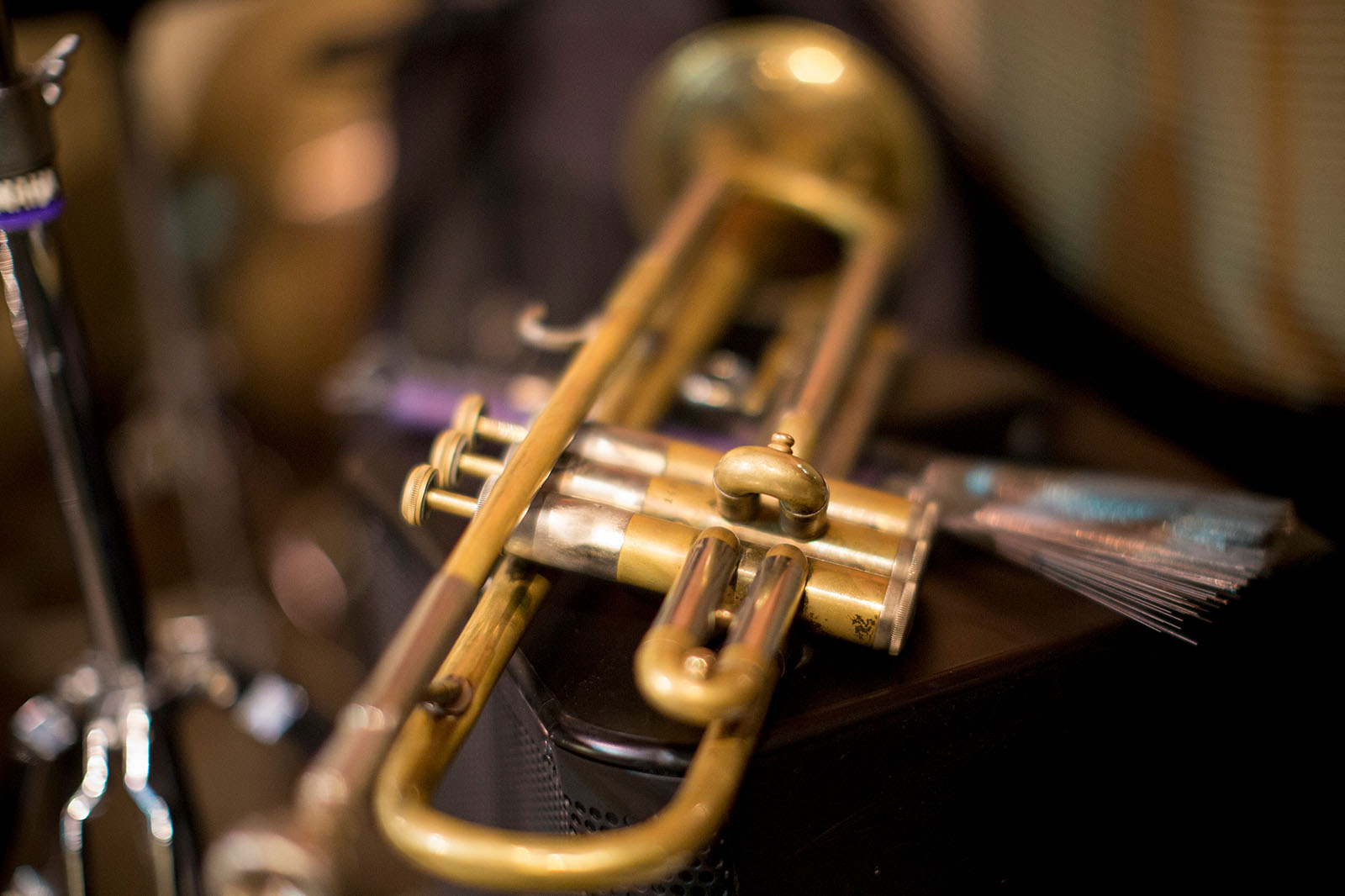a well-loved trumpet resting between sets